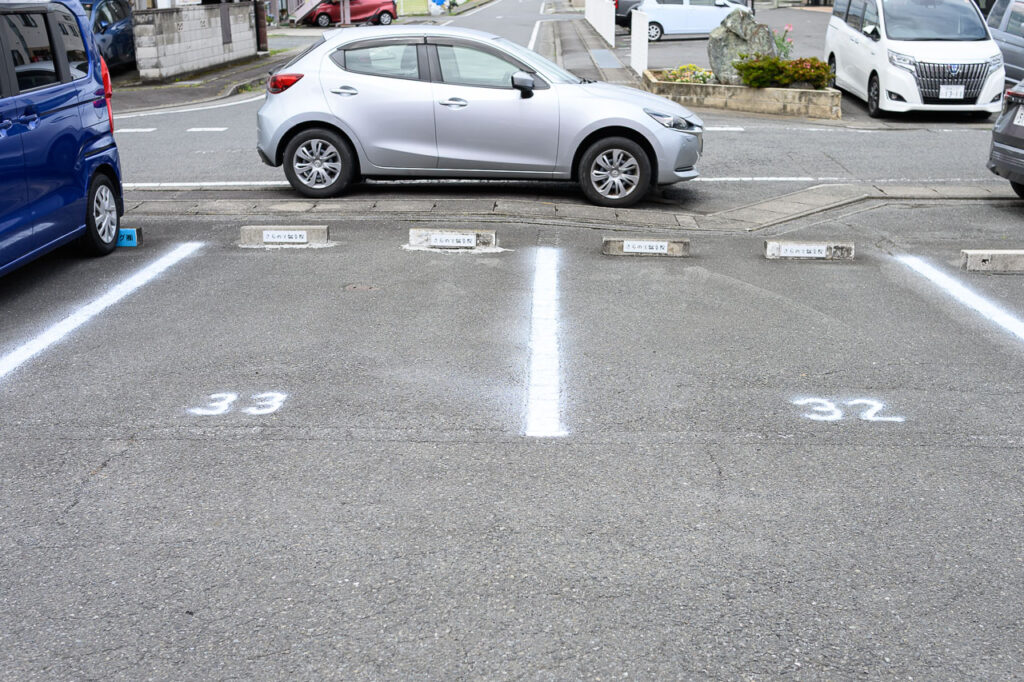 駐車場は32,33です