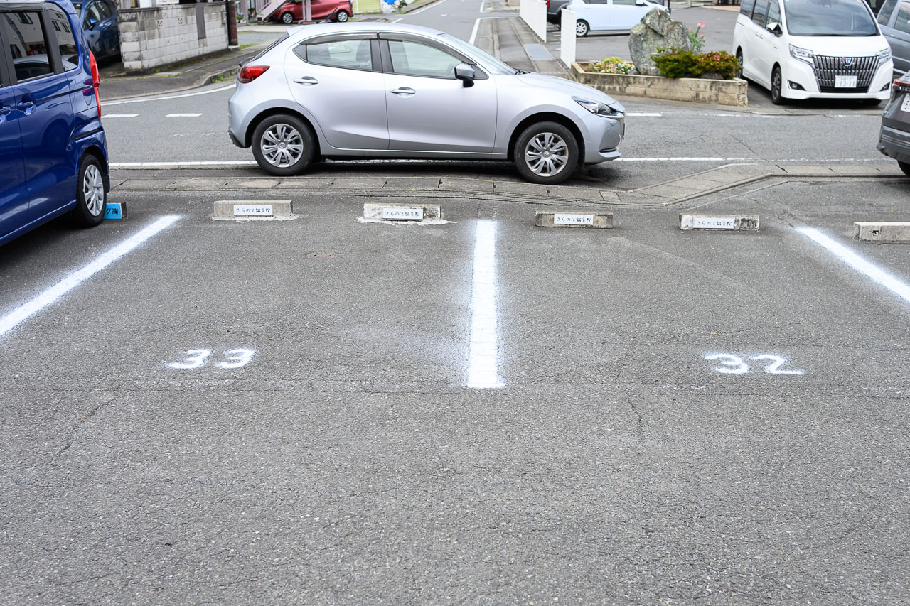 駐車場は32,33です